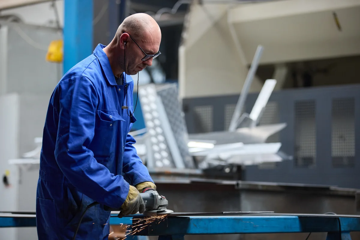 Slijpen van plaatwerk aan de werkbank