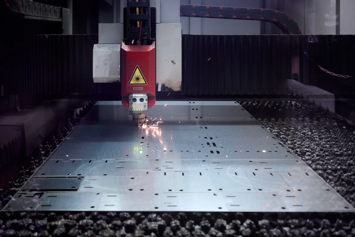 De laserkop snijdt met vonkenregen