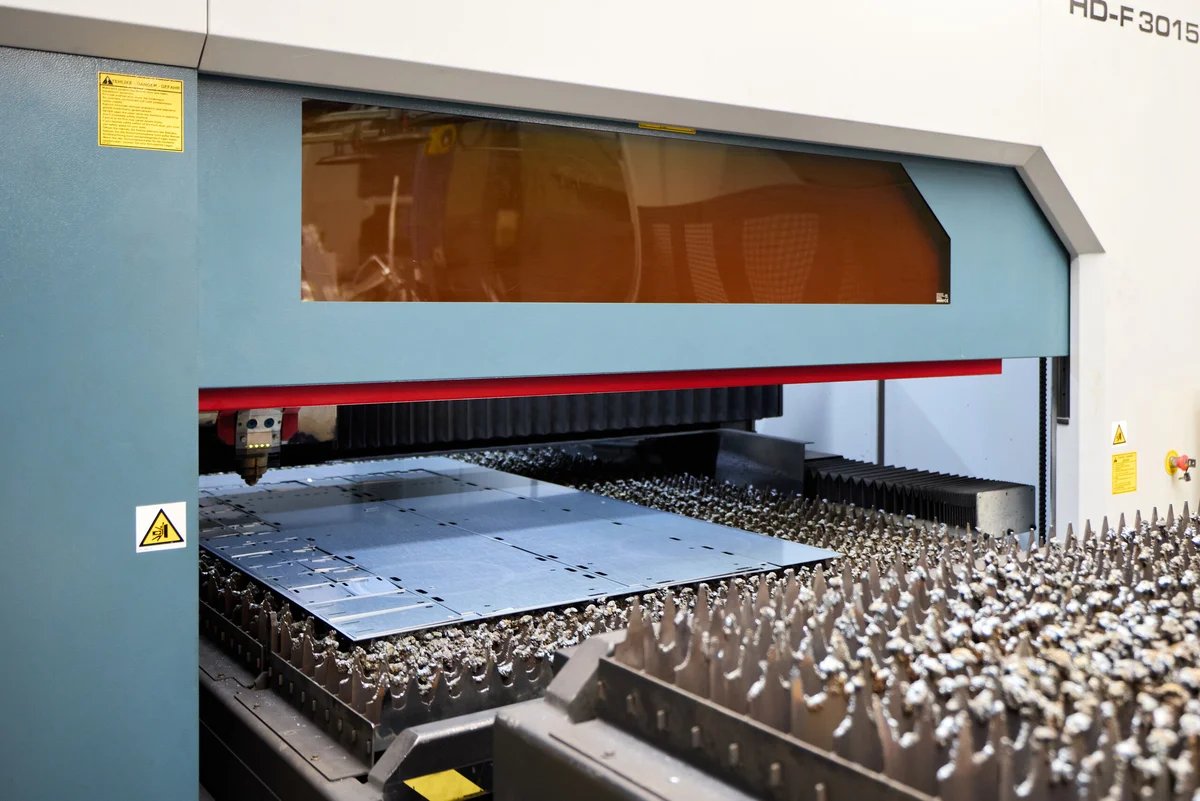 De gesneden plaat komt uit de machine