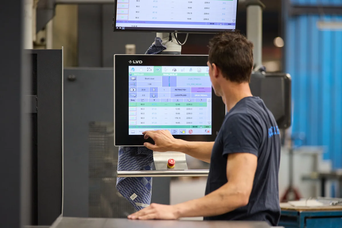 Bediening van de CNC-kantbank