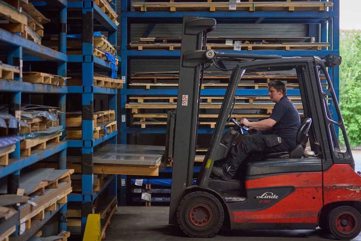 Het magazijn met plaatmateriaal
